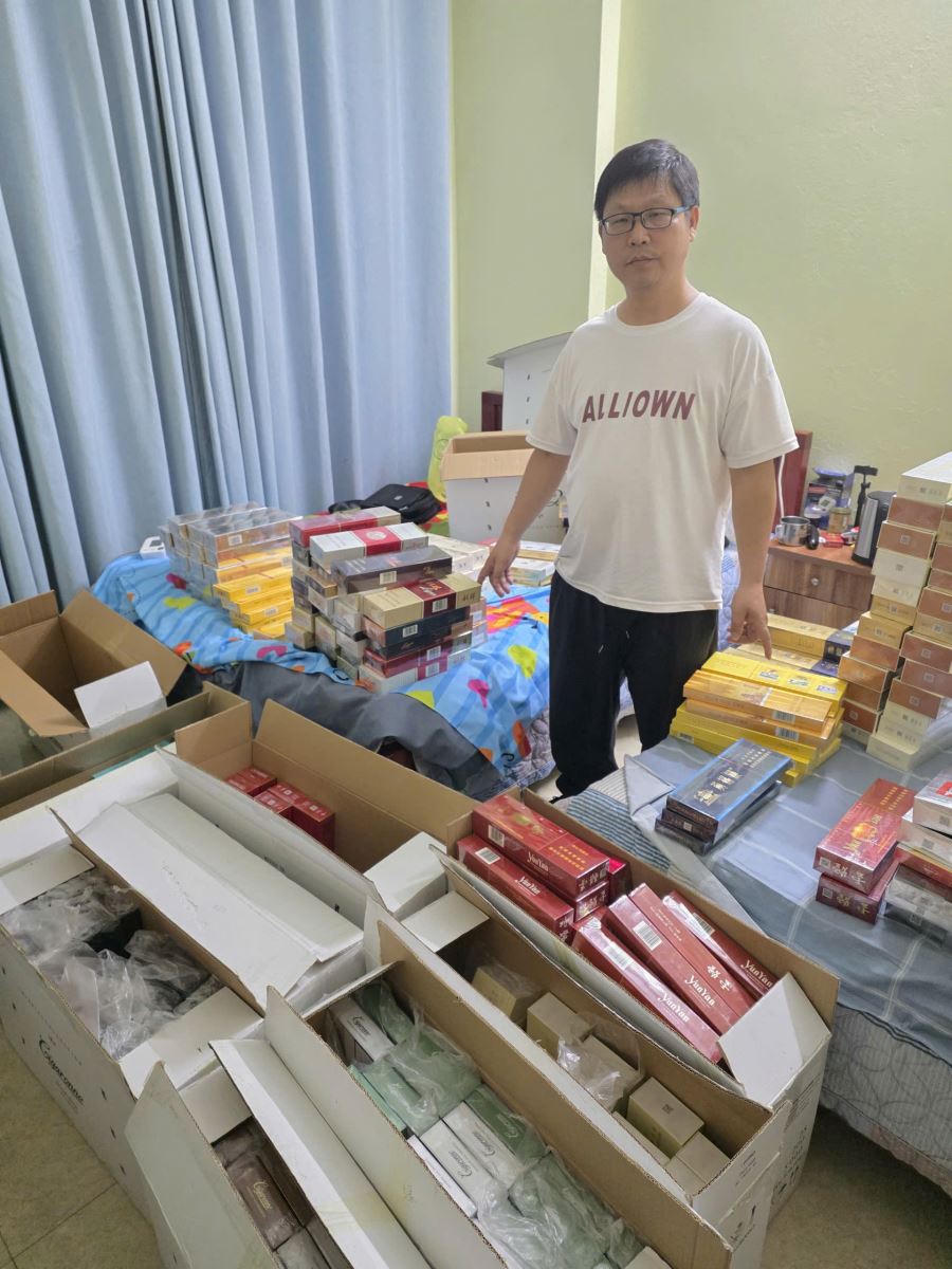 Đối tượng Yu ZaiSong và số hàng hóa vi phạm. (Ảnh: CABN)