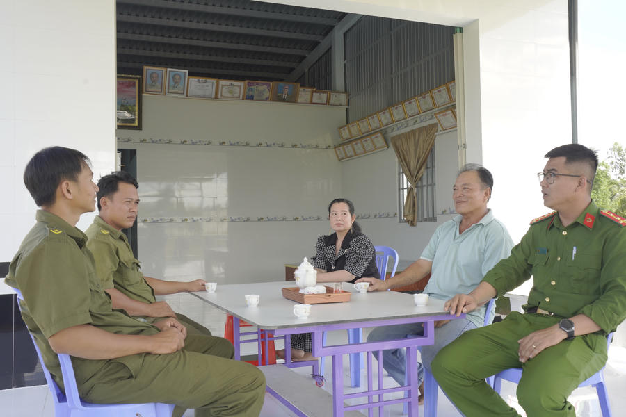 Cán bộ Công an xã Đá Bạc cùng lực lượng tham gia bảo vệ an ninh, trật tự ở cơ sở đến thăm hỏi, chúc mừng gia đình ông Bùi Thanh Hận an cư trong ngôi nhà mới.