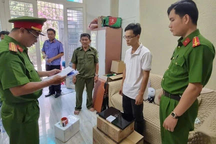 Cơ quan CSĐT Công an tỉnh Vĩnh Long tống đạt quyết định đối với bị can. Ảnh C.A tỉnh Vĩnh Long