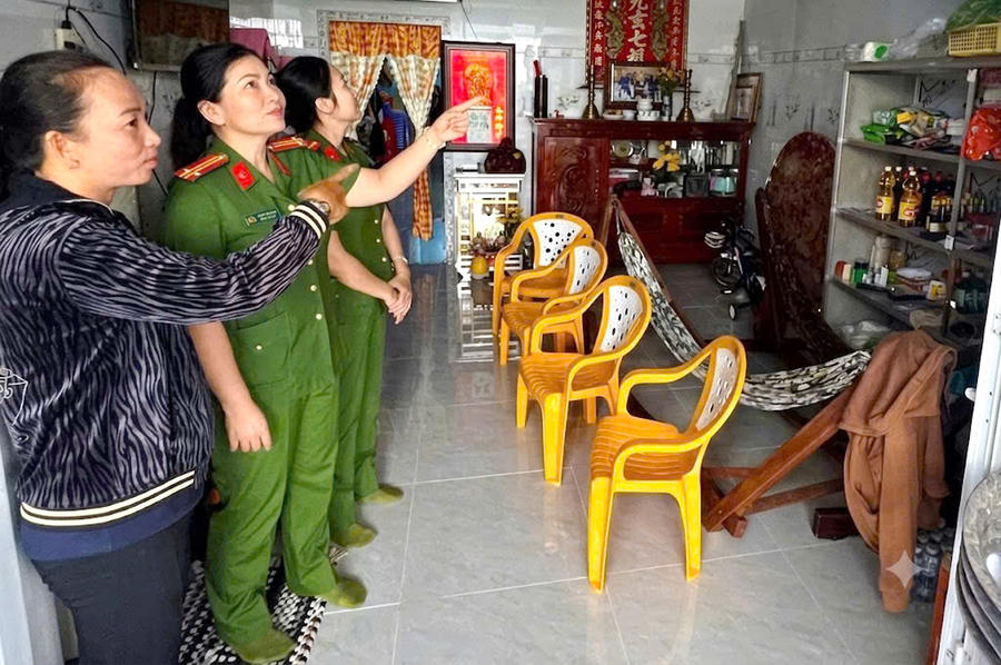 Công an xã Gành Hào thăm hỏi, chúc mừng gia đình ông Ngô Chí Linh sau khi hoàn thành sửa chữa nhà ở từ nguồn kinh phí hỗ trợ của Bộ Công an.