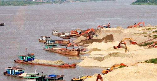 Chính phủ yêu cầu quản lý chặt việc khai thác cát lòng sông có nguy cơ làm gia tăng sụt lún, sạt lở.