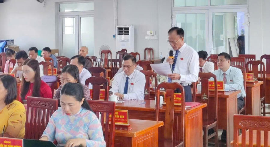 Đại biểu phát biểu ý kiến.