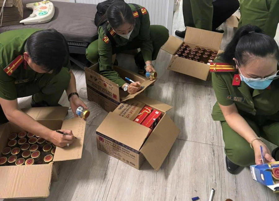 Cơ quan Công an tiến hành kiểm đếm và thu giữ sản phẩm yến giả. Ảnh C.A tỉnh Vĩnh Long Cơ quan Công an tiến hành kiểm đếm và thu giữ sản phẩm yến giả. Ảnh C.A tỉnh Vĩnh Long