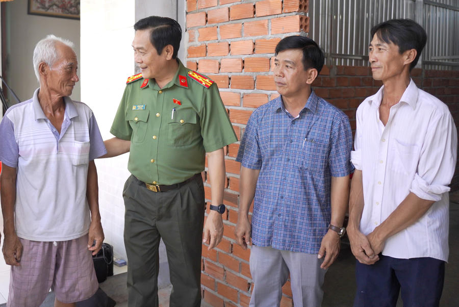 Trước đó, Đại tá Hồ Việt Triều - Ủy viên BTV Tỉnh ủy, Bí thư Đảng ủy, Giám đốc Công an tỉnh Cà Mau (nay là Thiếu tướng), đã trực tiếp kiểm tra tiến độ xây dựng nhà và thăm hỏi, động viên gia đình ông Nguyễn Văn Hỏn (ấp Hưng Thành, xã Lương Thế Trân).