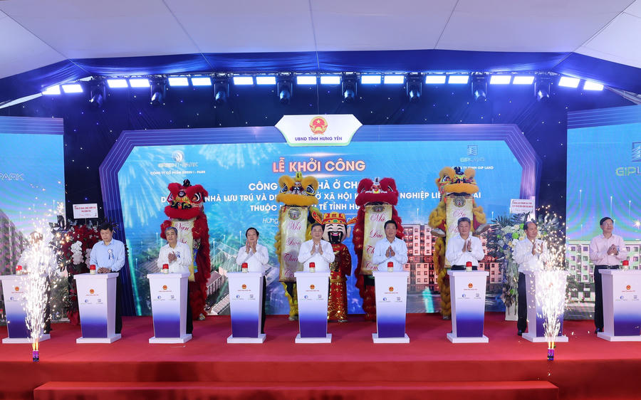 Phó Thủ tướng Thường trực Phạm Gia Túc và các đại biểu thực hiện nghi thức khởi công Dự án đầu tư xây dựng Khu nhà ở xã hội phục vụ công nhân, người lao động Khu công nghiệp Liên Hà Thái - Ảnh: VGP
