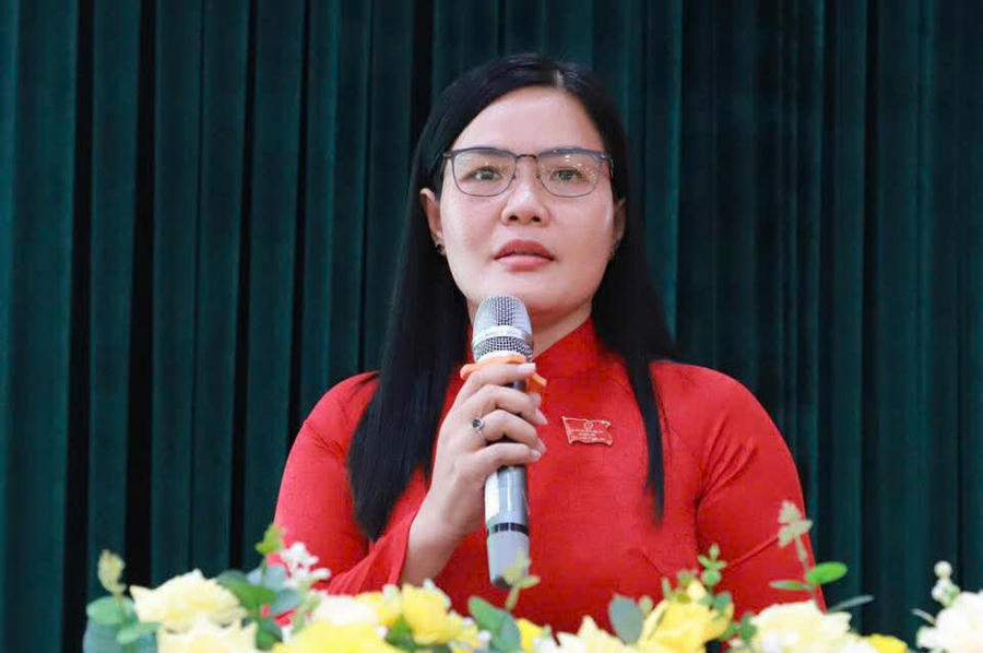Bà Nguyễn Thị Thảo, Phó Bí thư Đảng ủy, Chủ tịch UBND xã Vĩnh Lộc phát biểu tại kỳ họp