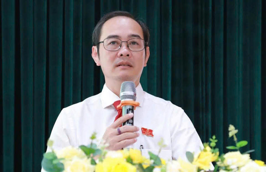 Ông Huỳnh Cao Cường, Bí thư Đảng ủy, Chủ tịch HĐND xã Vĩnh Lộc phát biểu tại kỳ họp