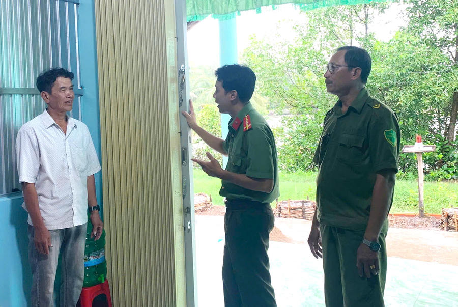 Ông Huỳnh Văn Hải (bìa trái), ngụ ấp Bình Thành, xã Cái Nước, chia sẻ niềm vui trong căn nhà mới được hỗ trợ xây dựng, tạo động lực để gia đình ổn định và phát triển cuộc sống.