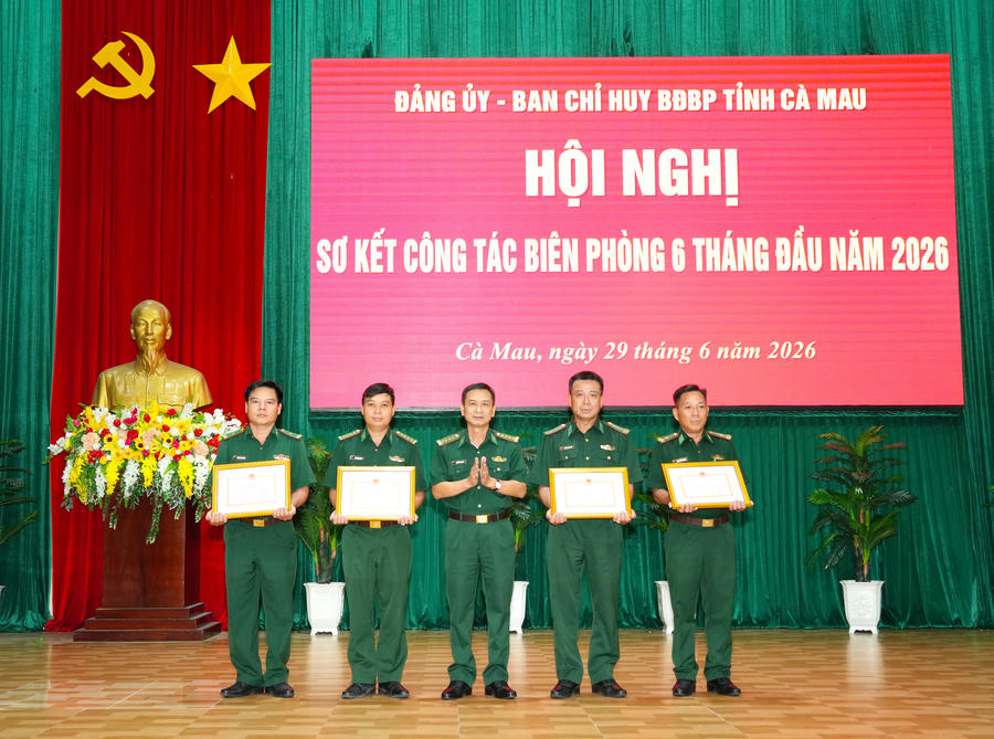 Đại tá Nguyễn Quang Hà - Phó Chính ủy Ban Chỉ huy BĐBP tỉnh Cà Mau trao Giấy khen cho các cá nhân có thành tích xuất sắc trong đấu tranh chống buôn lậu, gian lận thương mại trên biển.