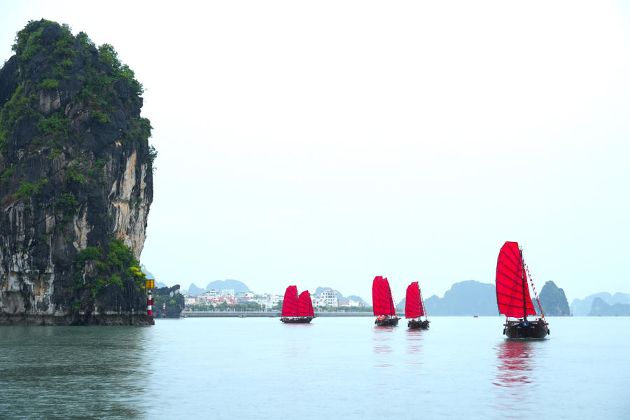 Những con thuyền ba vách tạo nên hình ảnh độc đáo, ấn tượng trên vịnh Hạ Long.
