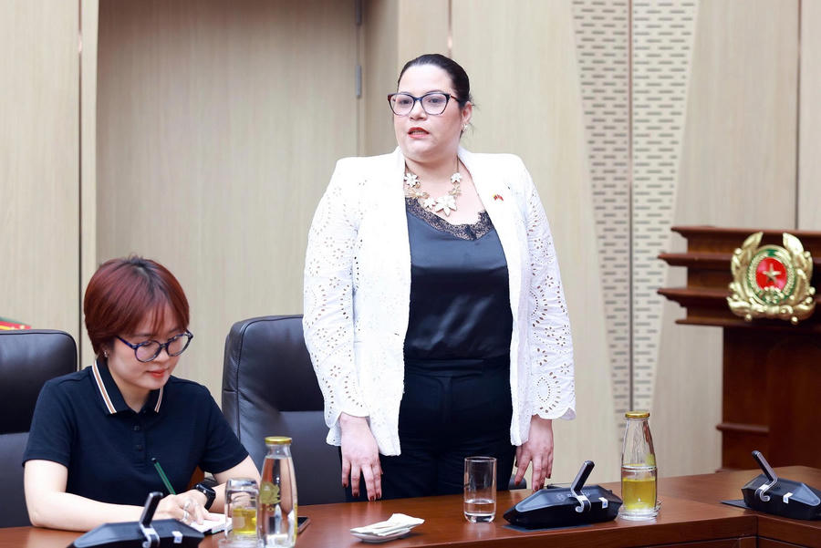 Bà Estela del Valle Quijada Suarez xúc động cảm ơn Đảng, Nhà nước, Chính phủ và Bộ Công an Việt Nam đã kịp thời cử lực lượng sang hỗ trợ Venezuela.