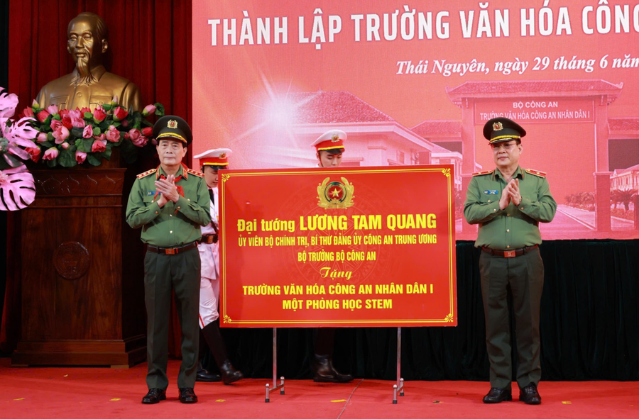 Thượng tướng, TS Lê Quốc Hùng - Ủy viên Trung ương Đảng, Phó Bí thư Đảng ủy Công an Trung ương, Thứ trưởng Bộ Công an trao quà của đồng chí Bộ trưởng Lương Tam Quang tặng trường Văn hóa CAND I.
