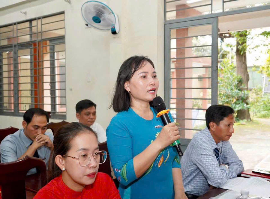 Đại biểu trình bày ý kiến.