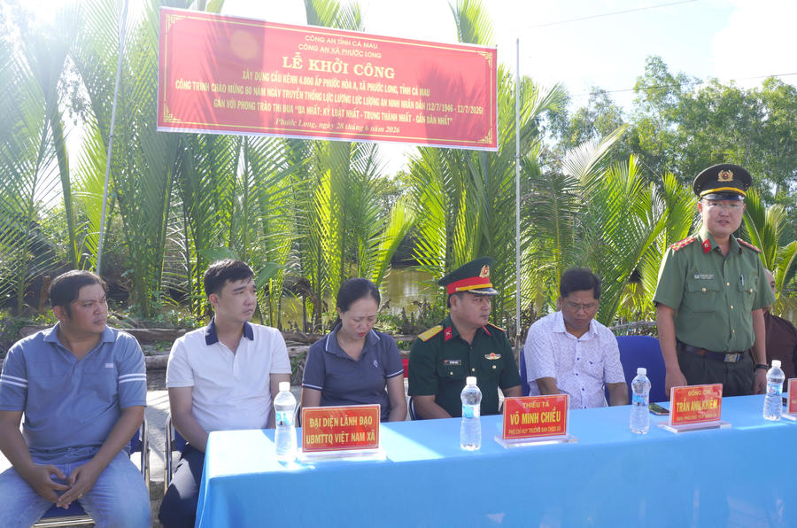 Đại biểu tham dự lễ khởi công.