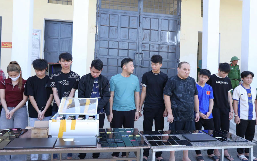 Tang vật vụ án cùng các đối tượng bị bắt giữ - Ảnh Công an Hà Tĩnh.