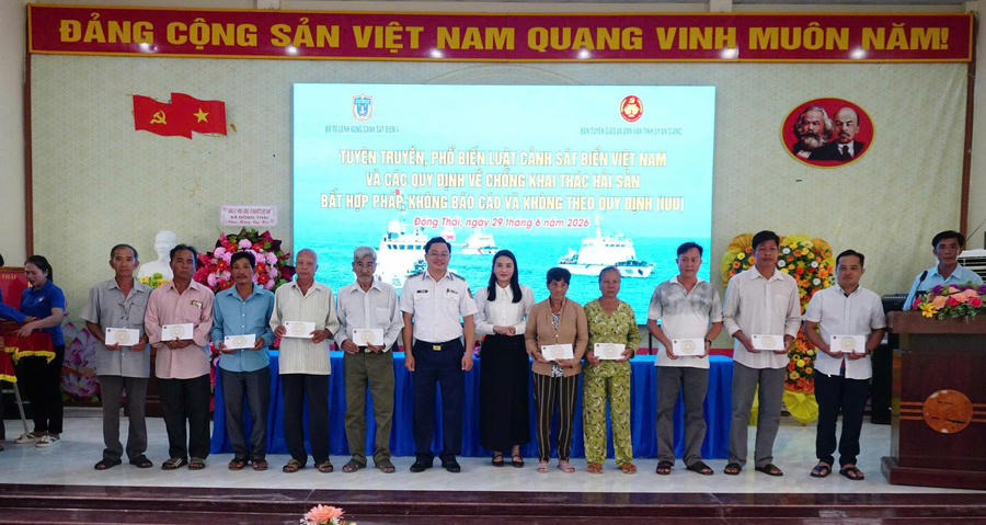 Bộ Tư lệnh Vùng Cảnh sát biển 4 tặng quà cho các gia đình chính sách và gia đình ngư dân có hoàn cảnh khó khăn trên địa bàn xã Đông Thái, tỉnh An Giang.