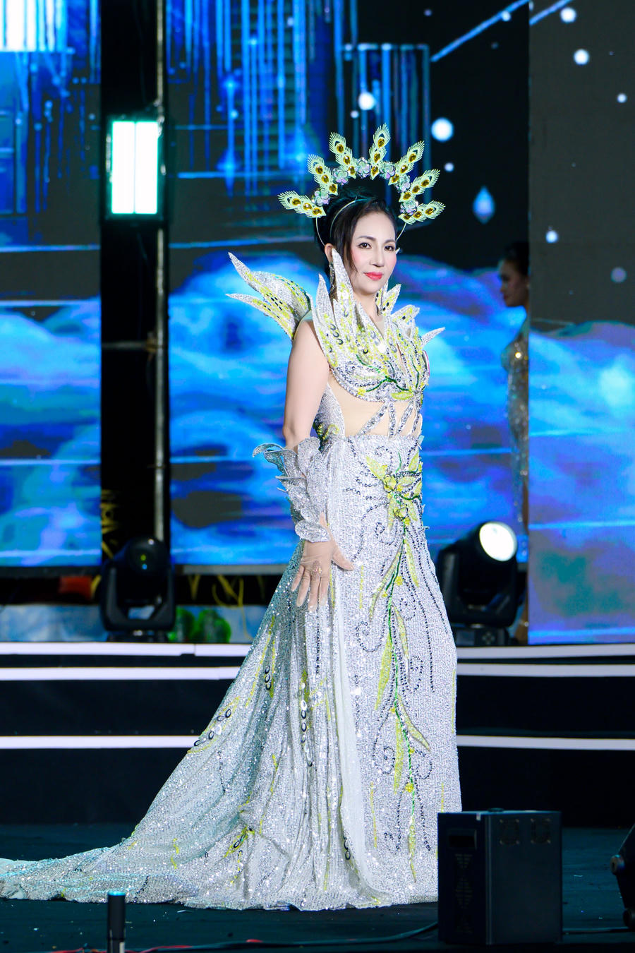 Nữ doanh nhân quyến rũ, kiêu sa trong trang phục dạ hội.