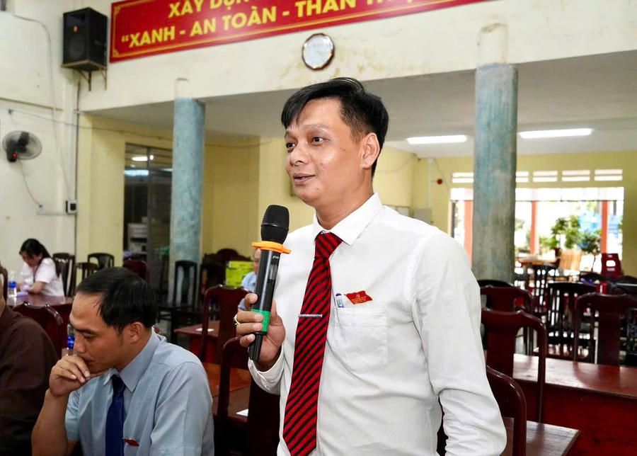 Đại biểu trình bày ý kiến.