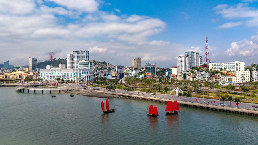 Thuyền ba vách với những cánh buồm đỏ tạo điểm nhấn giữa không gian Vịnh Hạ Long, mang đến cho du khách trải nghiệm ngắm cảnh và thưởng trà trên di sản.