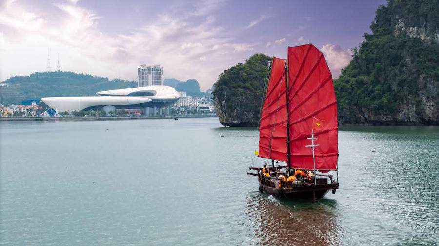 Thuyền ba vách với những cánh buồm đỏ tạo điểm nhấn giữa không gian Vịnh Hạ Long, mang đến cho du khách trải nghiệm ngắm cảnh và thưởng trà trên di sản.