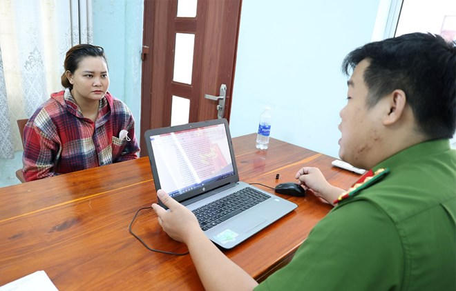 Đối tượng La Thị Kim Phương khai nhận tại Cơ quan Công an. Ảnh: Vũ Tiến