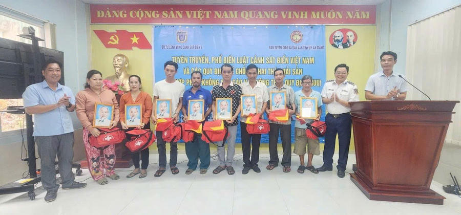 Bộ Tư lệnh Vùng Cảnh sát biển 4 trao tặng cờ Tổ quốc, túi thuốc y tế và ảnh Bác Hồ cho bà con ngư dân trên địa bàn xã đảo Hòn Nghệ, tỉnh An Giang. Bộ Tư lệnh Vùng Cảnh sát biển 4 trao tặng cờ Tổ quốc, túi thuốc y tế và ảnh Bác Hồ cho bà con ngư dân trên địa bàn xã đảo Hòn Nghệ, tỉnh An Giang.
