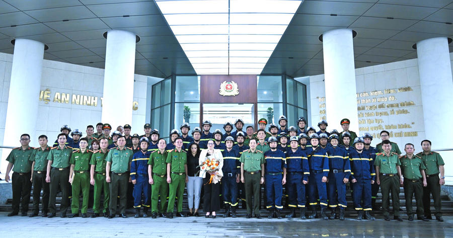 Thứ trưởng Lê Văn Tuyến và các thành viên Đoàn công tác.