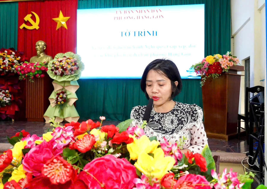 Đại biểu trình bày báo cáo.