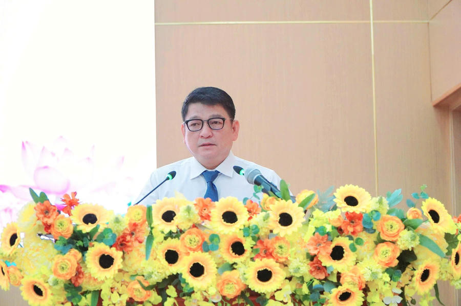 Các đại biểu đóng góp ý kiến.