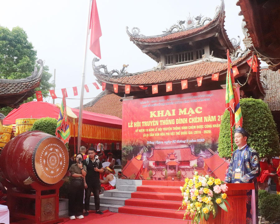 Chủ tịch UBND phường Đông Ngạc Nguyễn Văn Hách phát biểu tại Lễ hội.