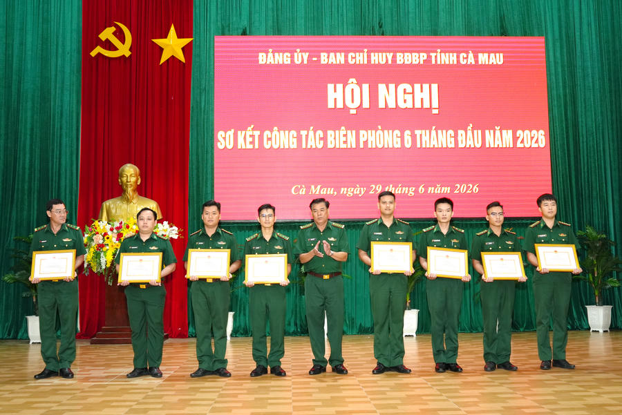 Đại tá Hà Văn Thanh - Chỉ huy trưởng Ban Chỉ huy BĐBP tỉnh Cà Mau, trao Giấy khen cho các cá nhân có thành tích tiêu biểu trong thực hiện nhiệm vụ 6 tháng đầu năm 2026.