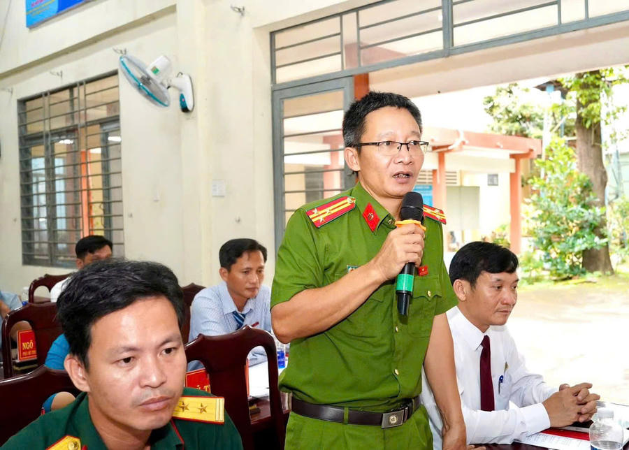 Đại biểu trình bày ý kiến.