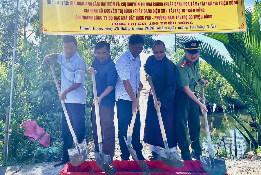 Các đại biểu thực hiện nghi thức khởi công xây dựng cầu.