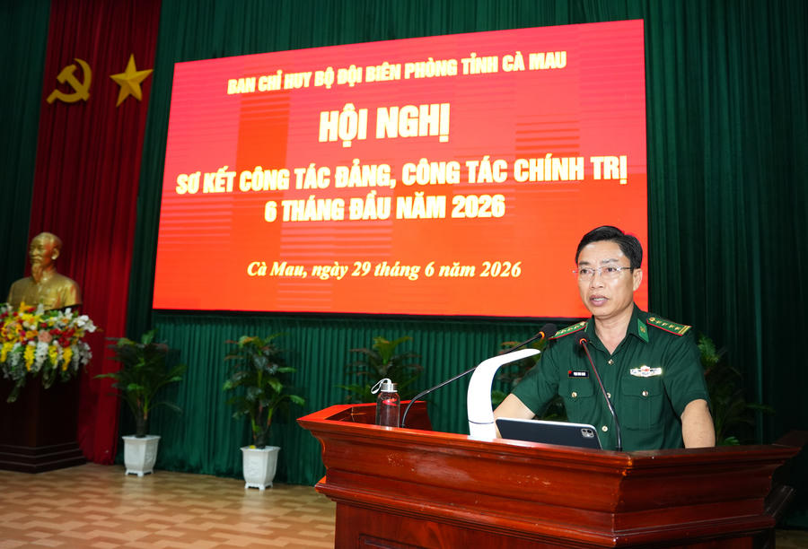Đại tá Phạm Minh Giang - Bí thư Đảng ủy, Chính ủy Ban Chỉ huy BĐBP tỉnh Cà Mau phát biểu chỉ đạo tại Hội nghị sơ kết công tác Đảng, công tác chính trị 6 tháng đầu năm 2026.