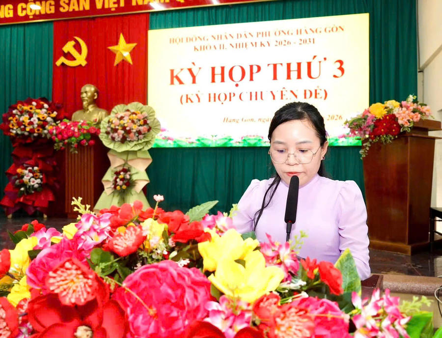 Đại biểu trình bày báo cáo chuyên đề.