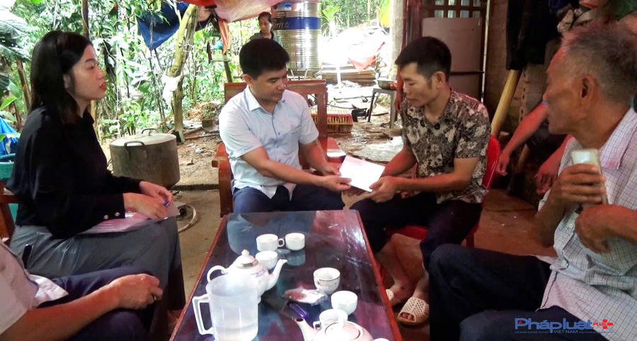 Lãnh đạo UBND xã Bắc Quang đến chia sẻ, động viên gia đình. (Ảnh: Thanh Loan).