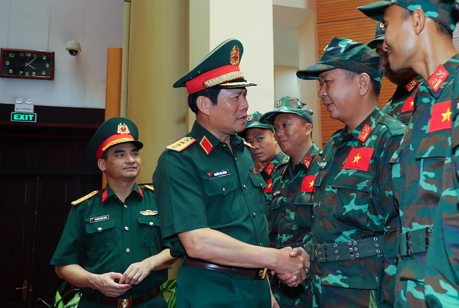Đại tướng Nguyễn Tân Cương động viên lực lượng tham gia khắc phục hậu quả động đất tại Venezuela. (Ảnh: Cổng TTĐT Bộ Quốc phòng)