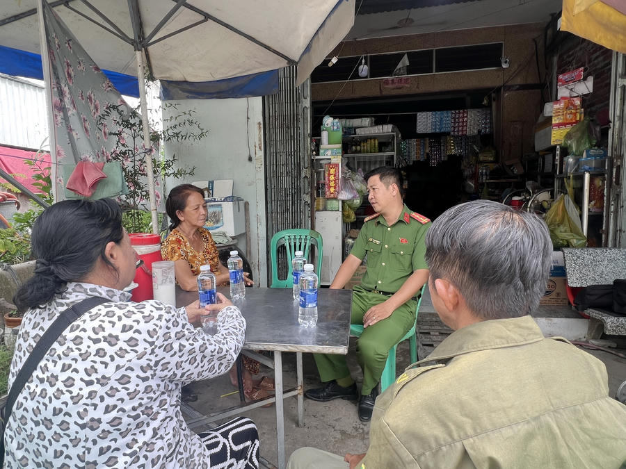 Công an phường Bạc Liêu và chính quyền địa phương thường xuyên thăm hỏi, động viên bà Tăng Huỳnh Diệu trong quá trình phát triển mô hình kinh doanh hộ gia đình.