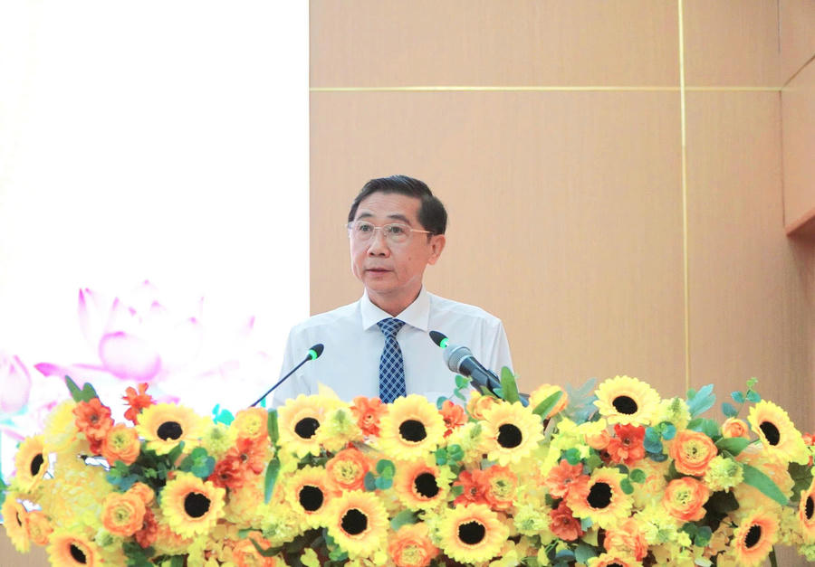 Các đại biểu đóng góp ý kiến.