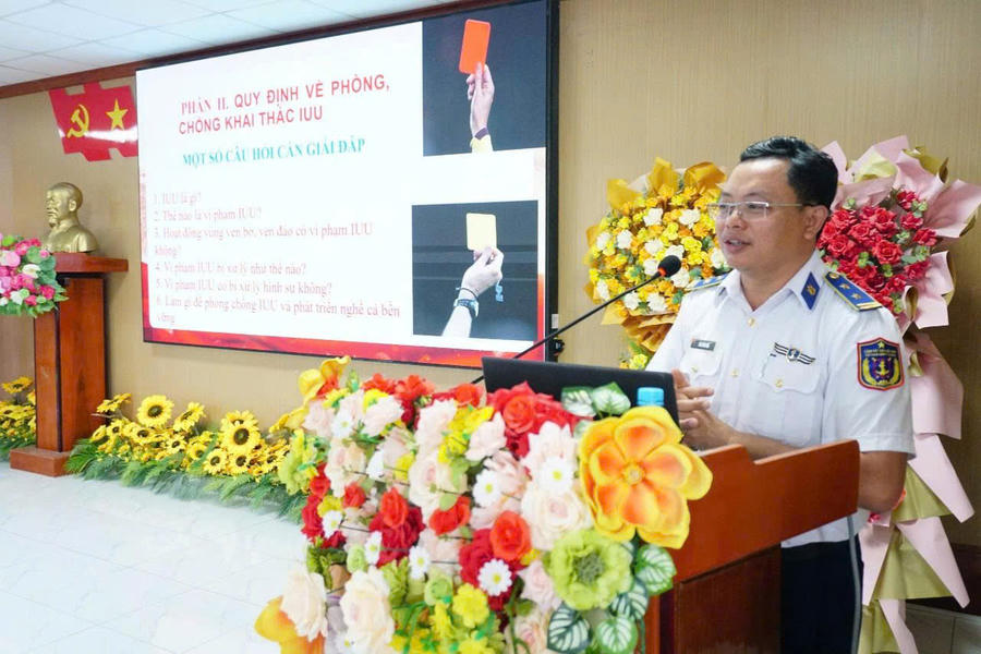 Báo cáo viên Pháp luật của Bộ Tư lệnh Vùng Cảnh sát biển 4 tuyên truyền pháp luật tại xã Vân Khánh, tỉnh An Giang.