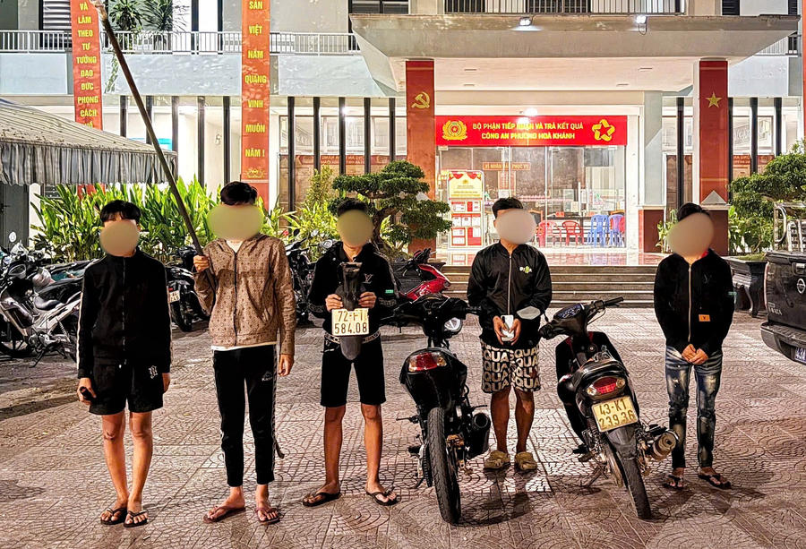 Nhóm đối tượng cùng tang vật - Ảnh Công an TP Đà Nẵng.
