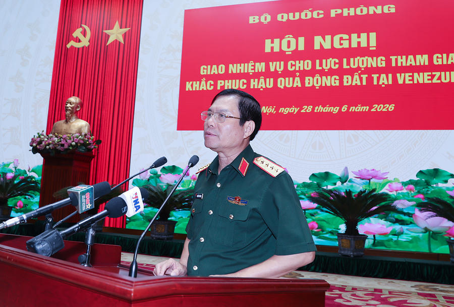 Đại tướng Nguyễn Tân Cương phát biểu động viên, giao nhiệm vụ cho lực lượng tham gia khắc phục hậu quả động đất tại Venezuela. (Ảnh: Cổng TTĐT Bộ Quốc phòng)