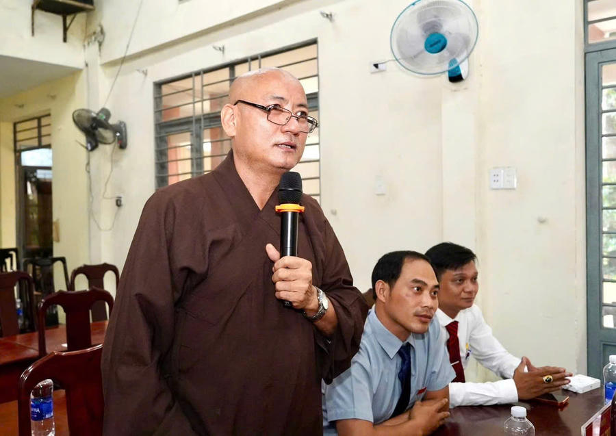 Đại biểu trình bày ý kiến.