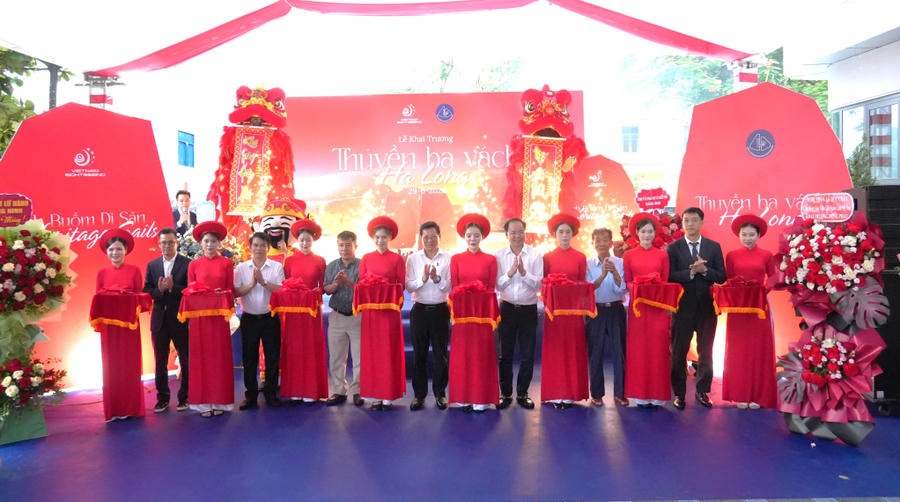 Các đại biểu cắt băng khai trương sản phẩm trải nghiệm thuyền ba vách Hạ Long. Các đại biểu cắt băng khai trương sản phẩm trải nghiệm thuyền ba vách Hạ Long.