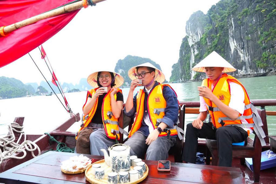 Thuyền ba vách với những cánh buồm đỏ tạo điểm nhấn giữa không gian Vịnh Hạ Long, mang đến cho du khách trải nghiệm ngắm cảnh và thưởng trà trên di sản.