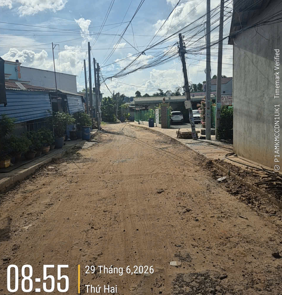 Công trình thi công tại tổ 7 khu phố Tân Mỹ, phường Tân Đông Hiệp, không có biển cảnh báo an toàn, tiềm ẩn nguy hiểm tai nạn giao thông xảy ra khi lưu thông qua đây.