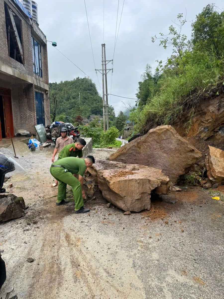 Lực lượng chức năng xã Lũng Cú cùng người dân khắc phục sạt lở đất, bảo đảm an toàn giao thông. (Ảnh: LCCB).