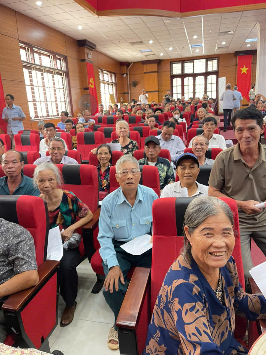 Thân nhân liệt sĩ trên địa bàn xã Vật Lại tham gia chương trình thu nhận mẫu sinh phẩm ADN.