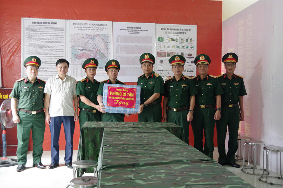 Tặng quà Đội quy tập, hài cốt liệt sĩ Bộ CHQS tỉnh Tuyên Quang.