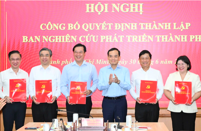 Hội nghị công bố quyết định thành lập Ban Nghiên cứu phát triển TPHCM (Ảnh: Việt Dũng).
Hội nghị công bố quyết định thành lập Ban Nghiên cứu phát triển TPHCM (Ảnh: Việt Dũng).